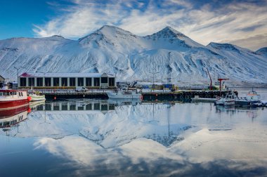 Kış sahne İzlanda küçük kasabada Siglufjordur