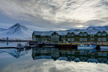 Kış sahne İzlanda küçük kasabada Siglufjordur