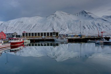 İzlanda küçük kasaba Siglufjordur su tașõma ile kış sahne