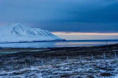 İzlanda kış manzara görünümü su liman pislikler alacakaranlık sunli