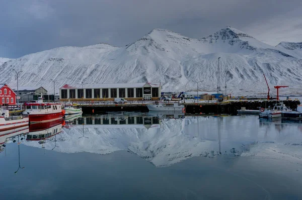 Cena de inverno na Islândia pequena cidade Siglufjordur — Fotografia de Stock