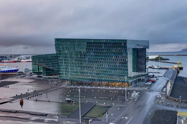 Harpa-sala koncertowa w Islandia Reykjavik podczas zachodu słońca — Zdjęcie stockowe