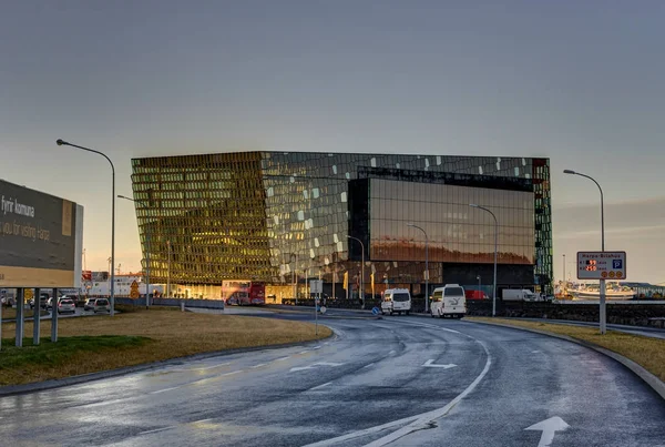 Harpa-sala koncertowa w Islandia Reykjavik podczas zachodu słońca — Zdjęcie stockowe