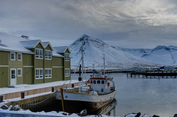 Téli táj-ban Izland kisváros Siglufjordur víz refl — Stock Fotó