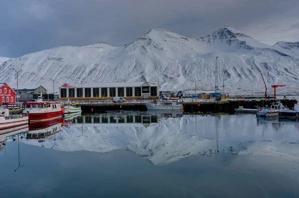 Scène d'hiver en Islande petite ville Siglufjordur avec refl d'eau — Photo