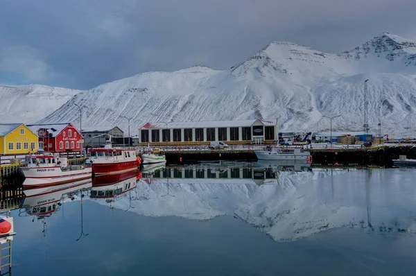 Scène d'hiver en Islande petite ville Siglufjordur avec refl d'eau — Photo