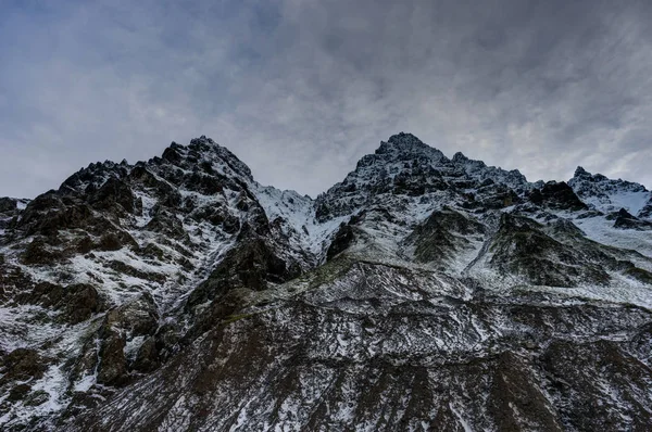 Island vintern landskap Visa snö berg moln — Stockfoto