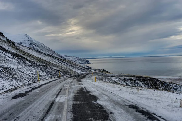 Rue vide avec paysage islandais pendant le péché dans la soirée à — Photo