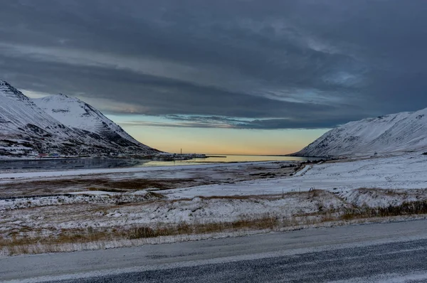 Islanda paesaggio invernale vista acqua e riflessione con cielo blu — Foto Stock