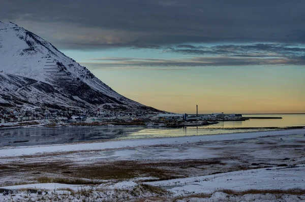 Islande hiver paysage vue eau et reflet avec ciel bleu — Photo