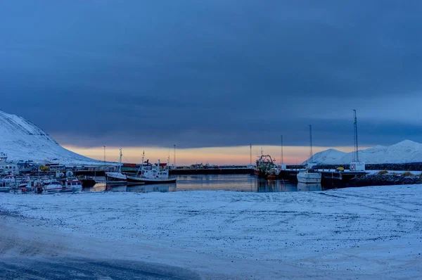 Island vintern landskap Visa vatten hamnen skiter twilight sunli — Stockfoto