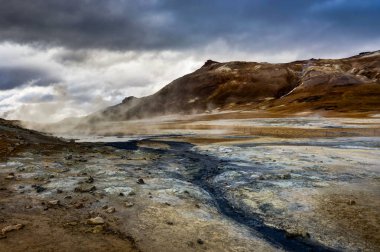 Hverir jeotermal alan Myvatn İzlanda bulutlar ve gökyüzü ile yakın bir