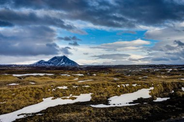 Hverir jeotermal alan Myvatn İzlanda bulutlar ve gökyüzü ile yakın bir