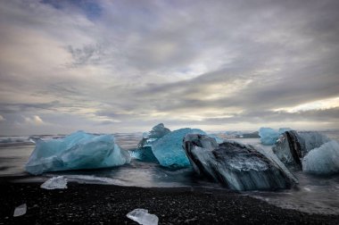 Icela batımında Jokulsarlon buzul Gölde yüzen buzdağı