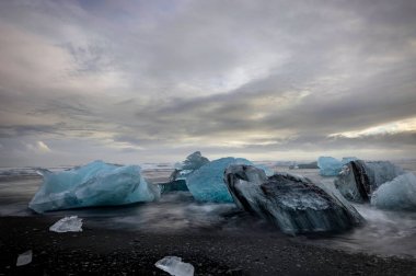 Icela batımında Jokulsarlon buzul Gölde yüzen buzdağı