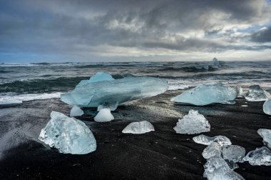 Icela batımında Jokulsarlon buzul Gölde yüzen buzdağı