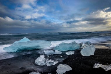 Icela batımında Jokulsarlon buzul Gölde yüzen buzdağı