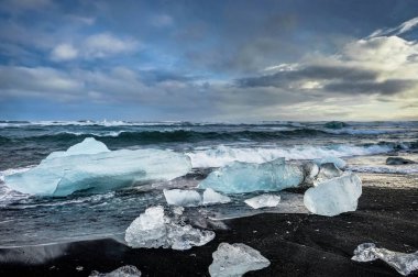 Icela batımında Jokulsarlon buzul Gölde yüzen buzdağı