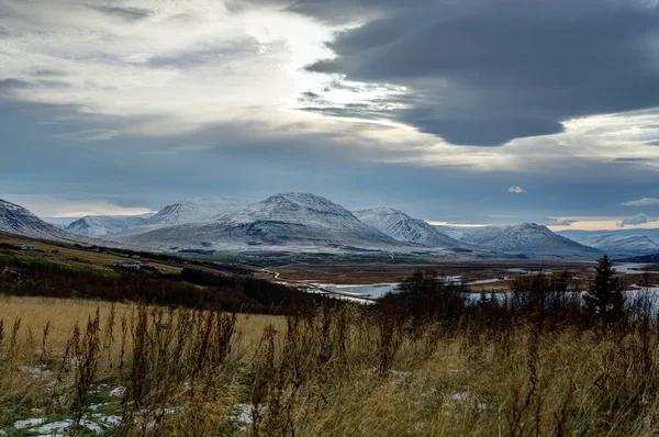 Západ slunce Islandu Akureyri směrem k Mt. Sulur — Stock fotografie