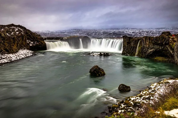Godafoss Water Fall in Islanda durante l'inverno neve ghiacciata nuvolosa — Foto Stock