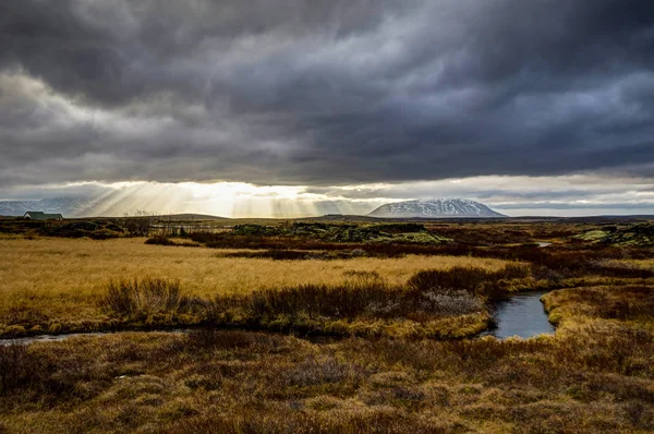 Godrays Sunset View Islândia para montanhas com água de grama a — Fotografia de Stock
