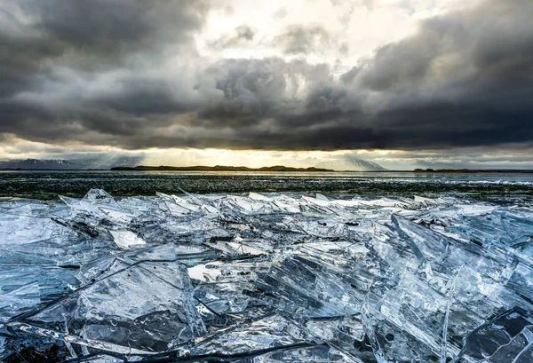 Invierno Paisaje lago congelado con témpanos de hielo y cielo nublado en Ic —  Fotos de Stock