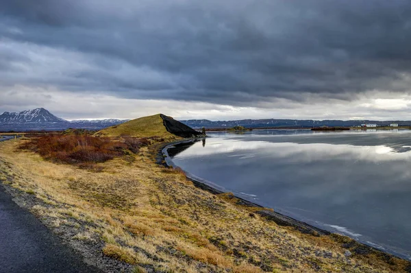 Winterlandschaft gefrorener See mit Spiegelung und Eisschollen und — Stockfoto