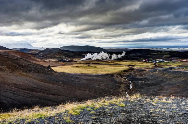 Zona geotermica di Hverir vicino a Myvatn Islanda con nuvole e cielo a — Foto Stock
