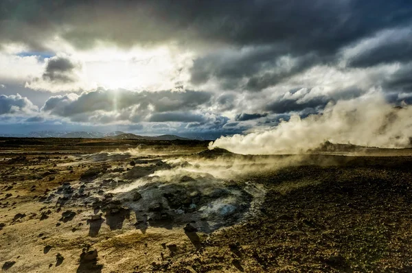 Hverir área geotérmica perto de Myvatn Islândia com nuvens e céu um — Fotografia de Stock