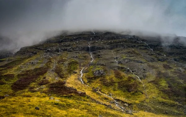 Isländische Landschaft mit Nebelbergen mit nebelverhangenem Schnee — Stockfoto