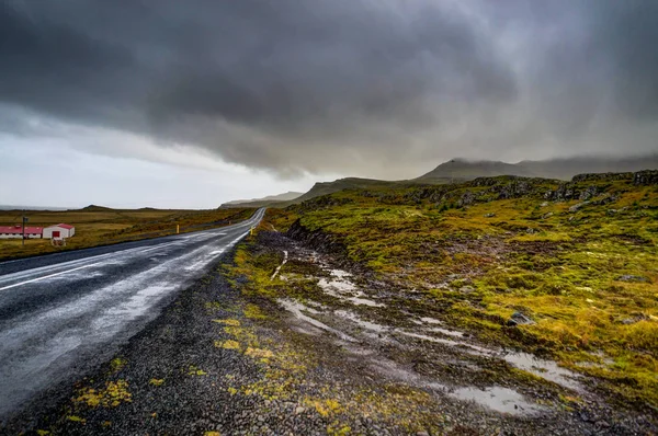 Prázdné ulice s islandskou přírodou během zamlžené hory — Stock fotografie