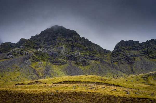 Paysage islandais avec des montagnes de brouillard avec de la neige couverte de brouillard — Photo