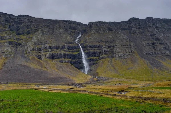 Hegifoss Καταρράκτης στην Ισλανδία με τα βουνά και συννεφιασμένος ουρανός ομίχλη — Φωτογραφία Αρχείου