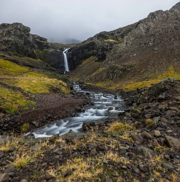 Cachoeira Hegifoss na Islândia com montanhas e rio longa exposição — Fotografia de Stock