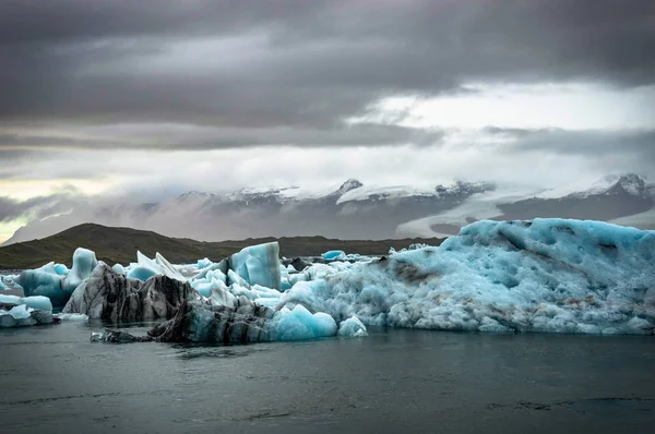 Napnyugtakor a Icela Jokulsarlon a tó úszó jéghegyek — Stock Fotó