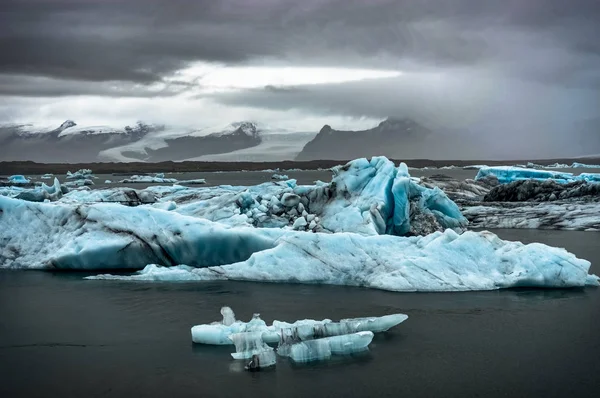 Айсбергів, що плавають у Jokulsarlon льодовика озеро на заході сонця в Icela — стокове фото