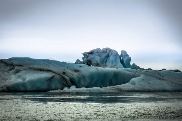 Napnyugtakor a Icela Jokulsarlon a tó úszó jéghegyek — Stock Fotó