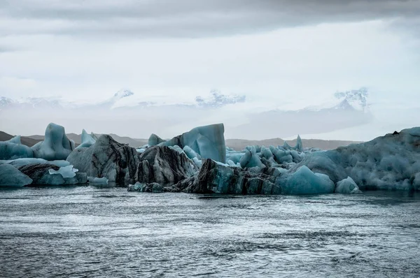 Plovoucí v ledovcovém jezeře Jokulsarlon při západu slunce v Icela ledovce — Stock fotografie