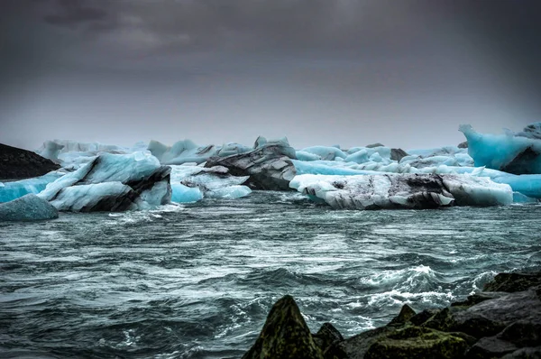 Icela の夕日手配氷河湖に浮かぶ氷山 — ストック写真