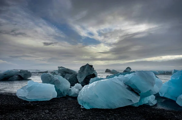 Isberg som flyter i glaciärlagunen glacier lake vid solnedgången i Icela — Stockfoto