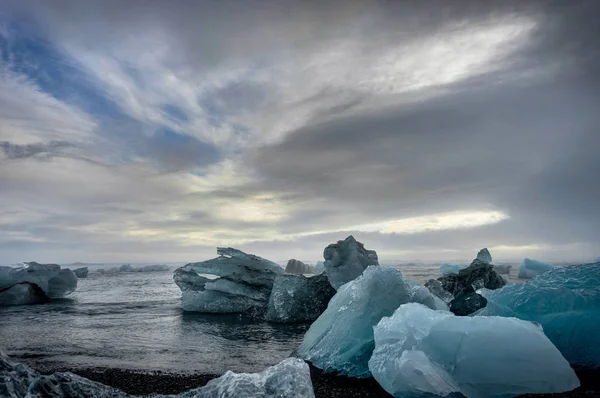 Icebergs flotando en el lago glaciar Jokulsarlon al atardecer en Icela —  Fotos de Stock