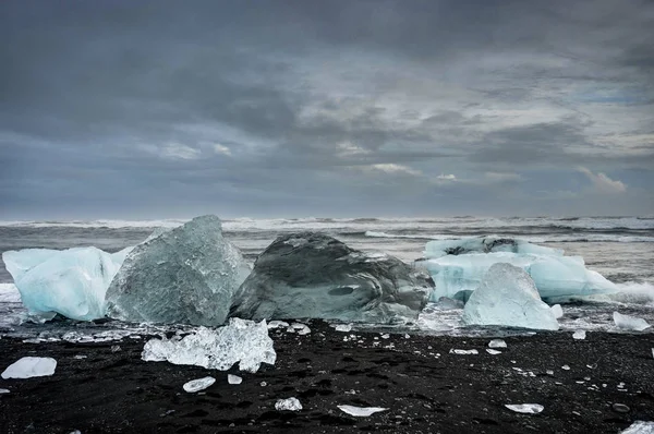 Icebergs flottant dans le lac de glacier Jokulsarlon au coucher du soleil à Icela — Photo