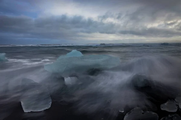 Icebergs flottant dans le lac de glacier Jokulsarlon au coucher du soleil à Icela — Photo