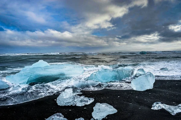 Icebergs flutuando no lago geleira Jokulsarlon ao pôr do sol em Icela — Fotografia de Stock