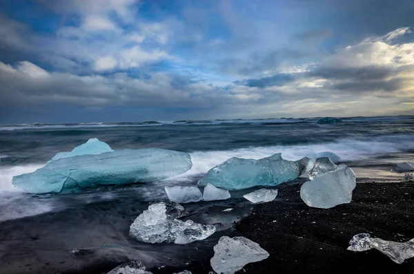 Icela Jokulsarlon 冰川湖中漂浮的冰山 — 图库照片