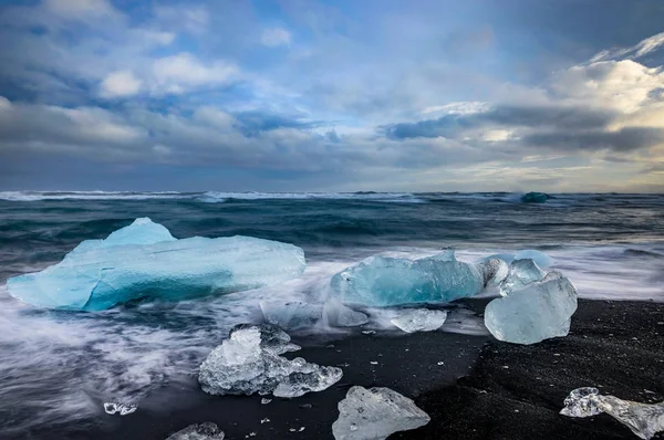 Icebergs flutuando no lago geleira Jokulsarlon ao pôr do sol em Icela — Fotografia de Stock