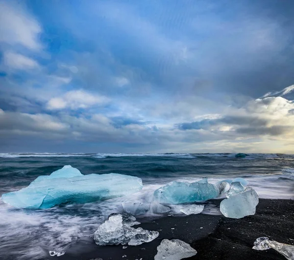 Айсберги, плавающие в озере Иокульсарлон на закате в Исландии — стоковое фото