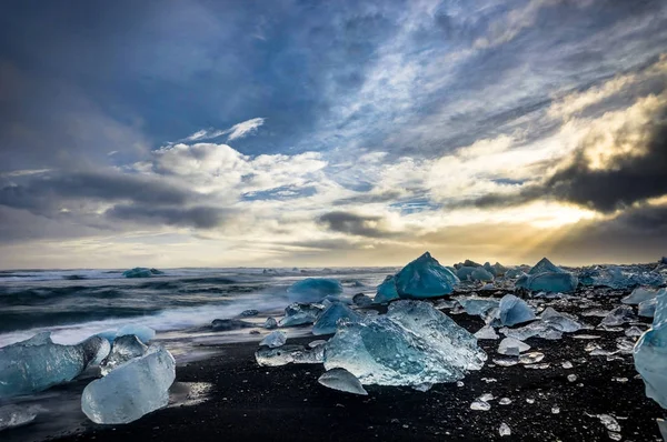 Jéghegyek lebeg a Jokulsarlon, sunset arany óra a glac — Stock Fotó