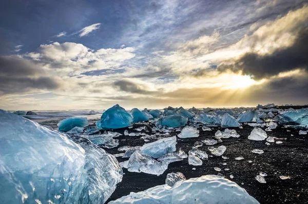 Jéghegyek lebeg a Jokulsarlon, sunset arany óra a glac — Stock Fotó