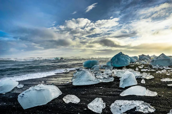 在夕阳金色时刻漂浮在 Jokulsarlon 的冰山与 glac — 图库照片